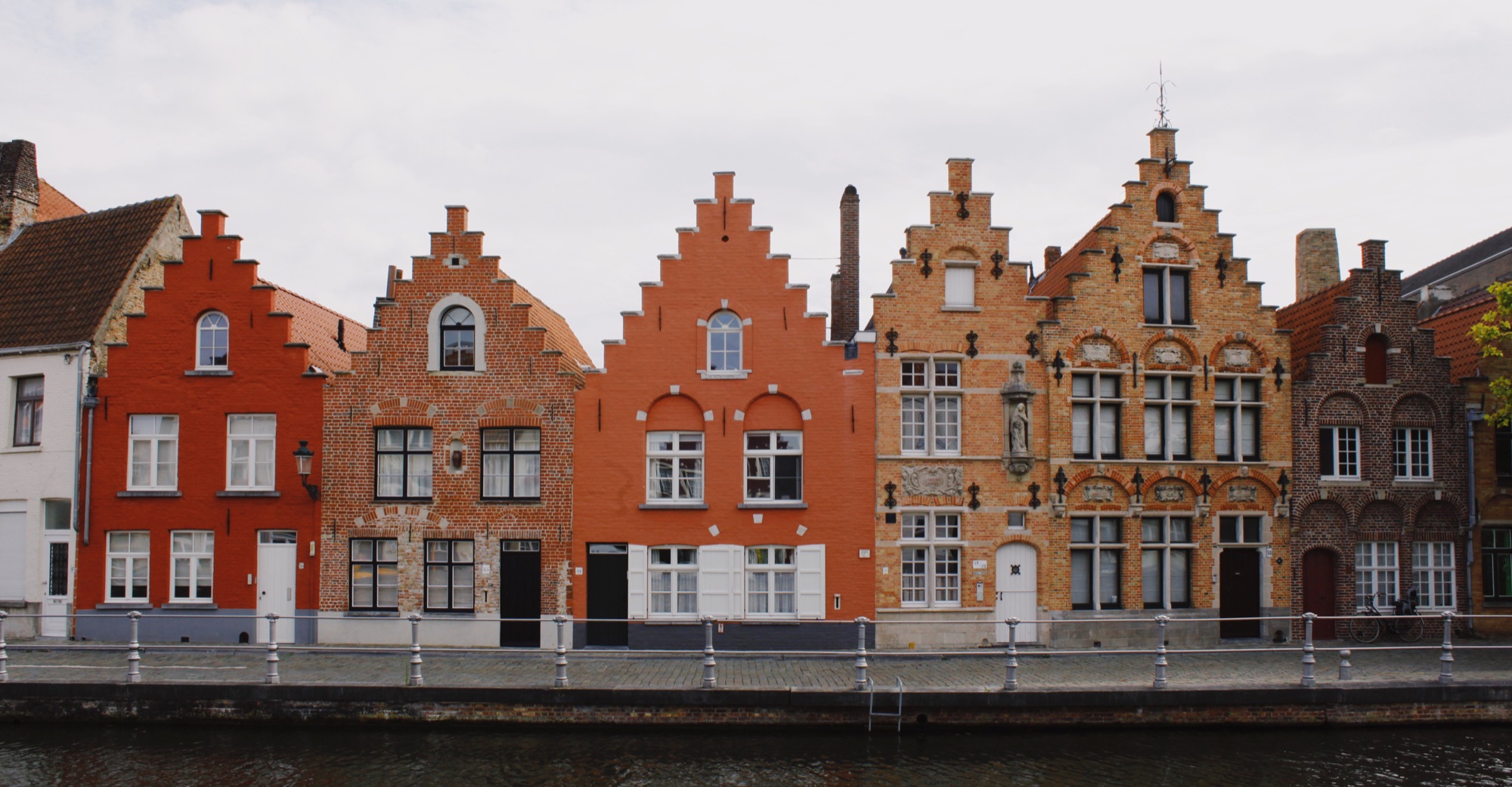 Arquitetura típica das fachadas na região de Flandres, Bélgica.