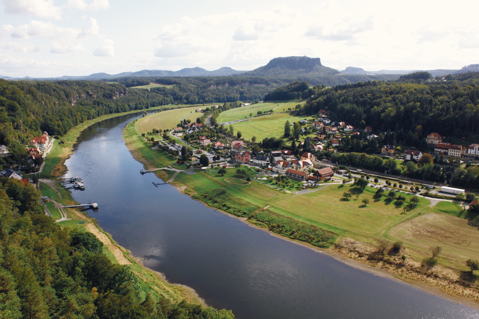 Rio Elba e vilarejo de Rathen vistos do parque.