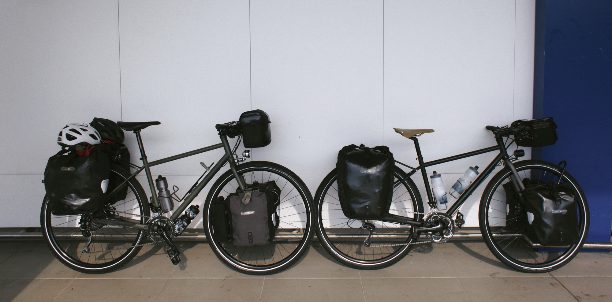 Bikes desencaixotadas e montadas no aeroporto de Milão. Fomos pedalando de lá para o local onde ficaríamos por uns dias na cidade.
