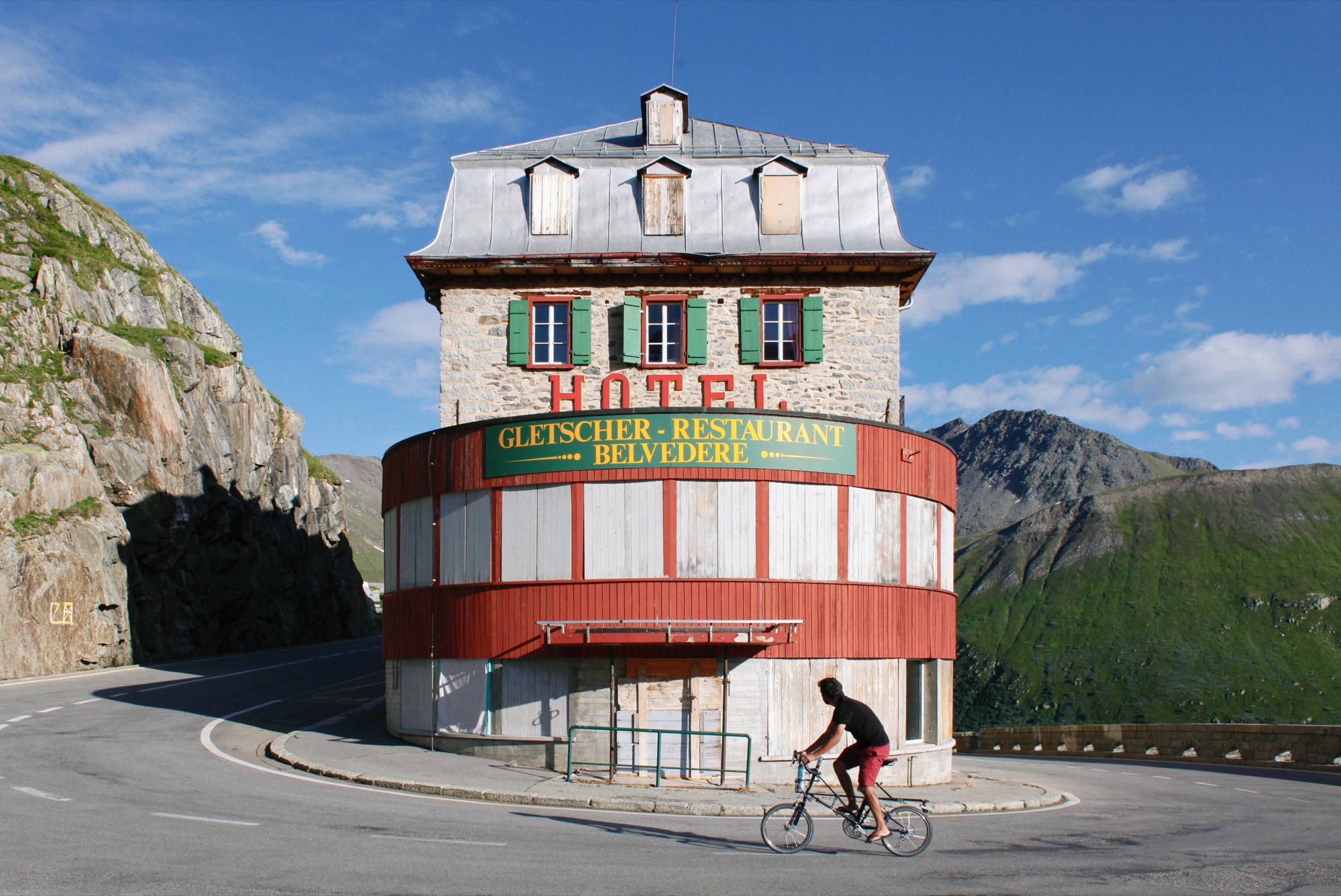 Antigo hotel desativado, na curva mais famosa do Passo Furka.