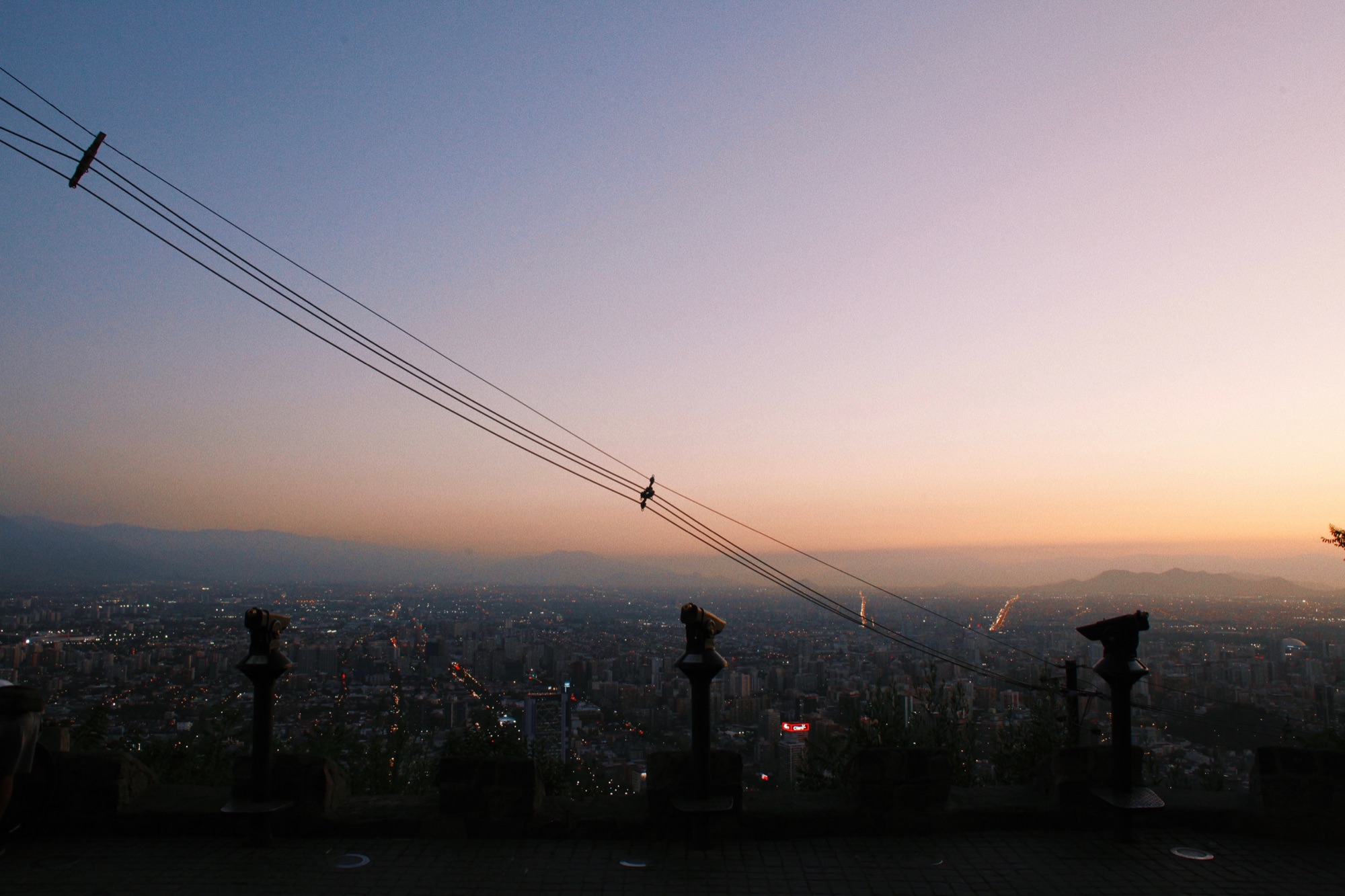 E fim! Nosso destino final, Santiago, vista de cima do Cerro San Cristóbal, num pôr do sol no dia seguinte em que chegamos.