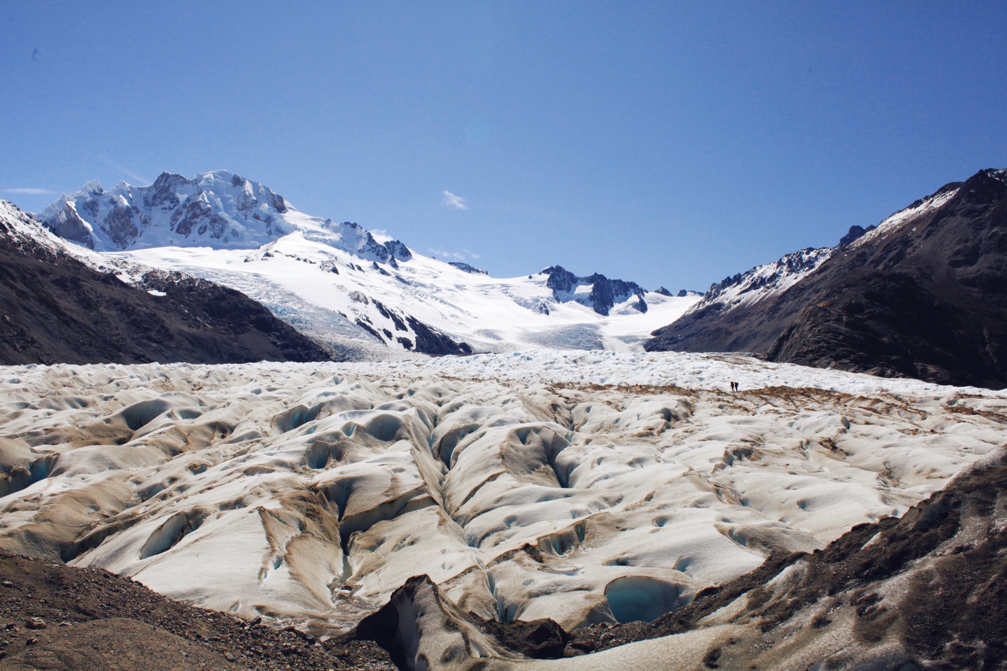 O gigante Glaciar Río Túnel Inferior (e duas mini pessoas à direita da foto).