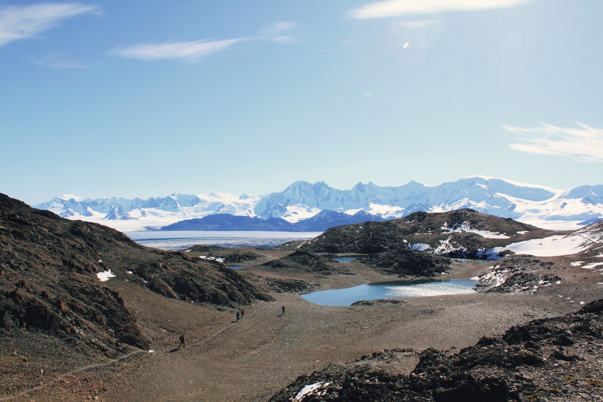 Vista do topo do Paso del Viento, com as montanhas do Campo de Hielo Patagónico Sur ao fundo.