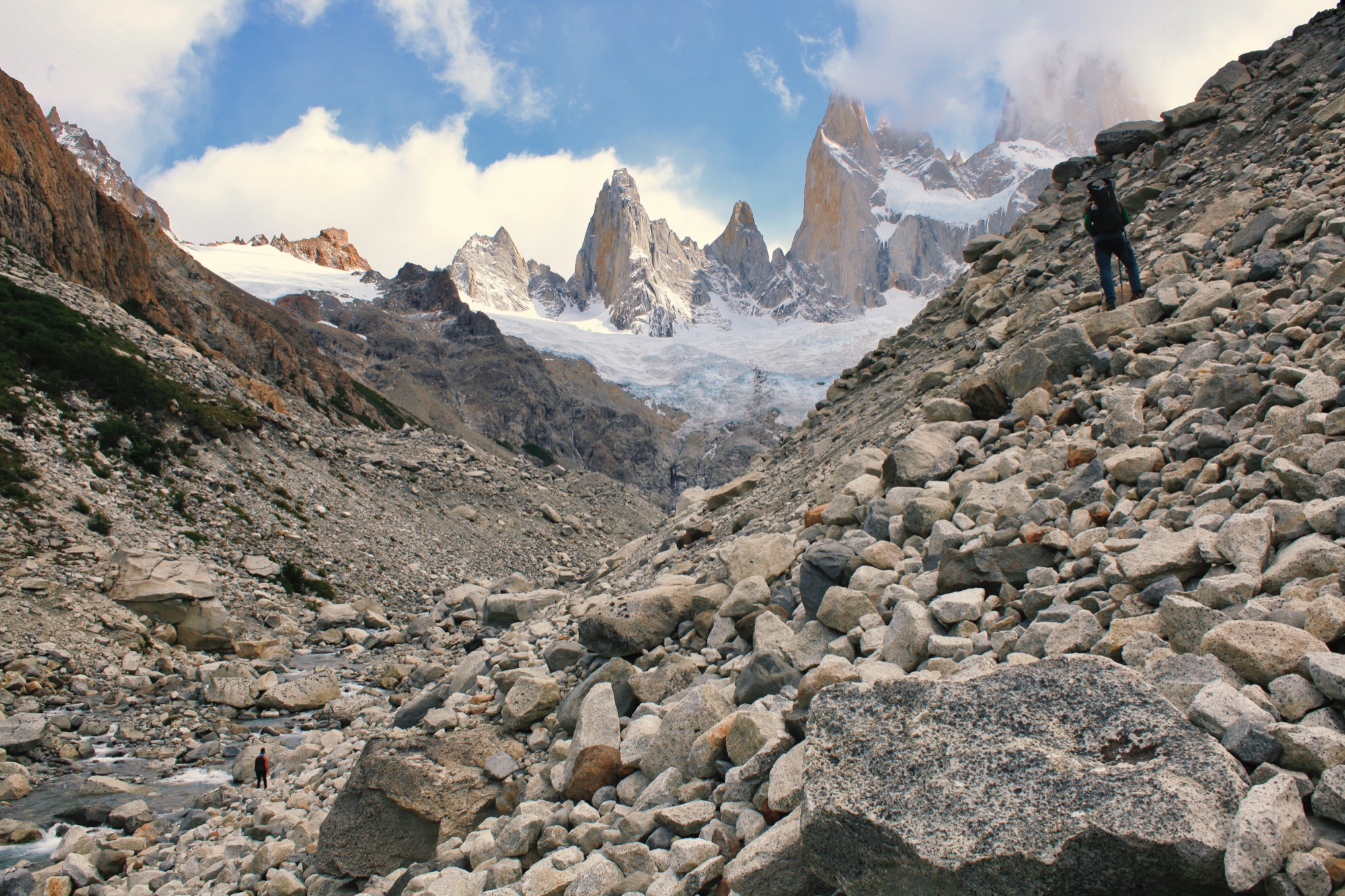 Fitz Roy ao fundo e trecho de pedras pouco antes de chegar na Laguna Sucia. Cecília (embaixo, à esquerda) e Gaetan (em cima, à direita) para dar um pouco da dimensão do lugar.