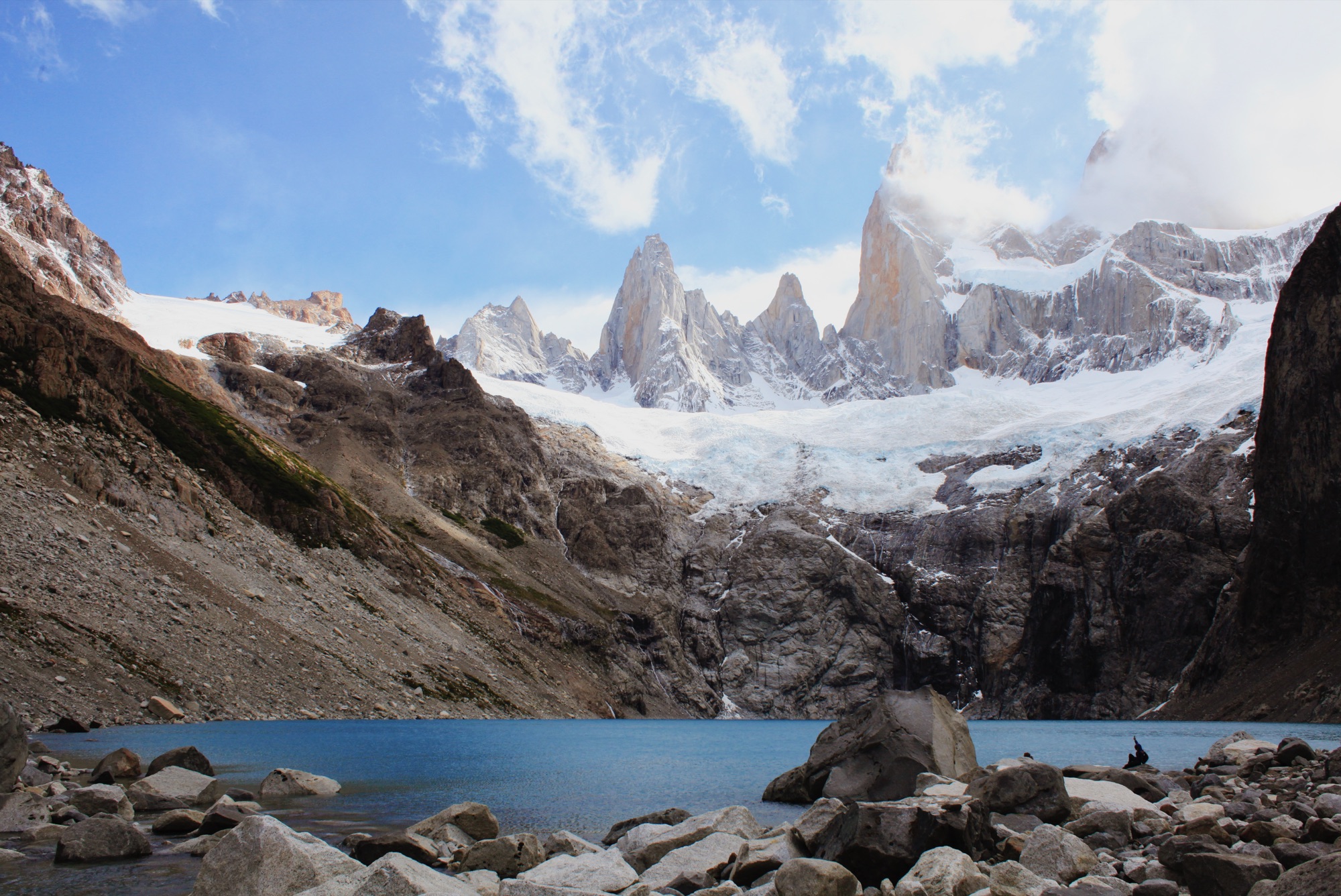 Laguna Sucia. Além da laguna em si ser incrível, com água azul-transparente e um silêncio hipnotizante, é um dos pontos facilmente alcançáveis mais próximos do Fitz Roy.